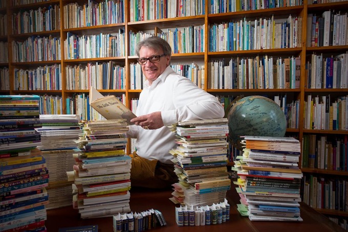 Jean-Marc Probst, avec sa collection personnelle de livres de la 